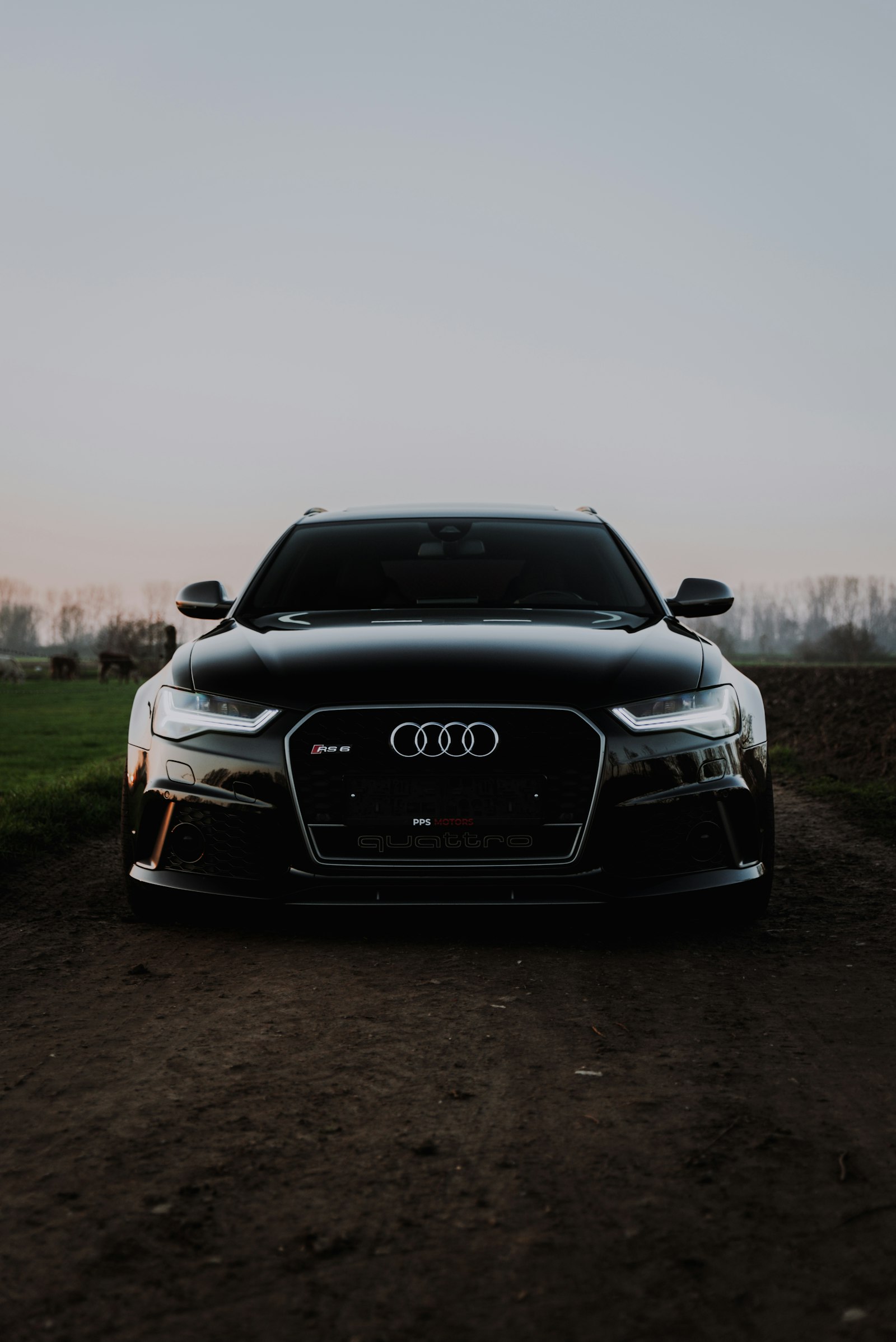 Black Audi RS 6 Avant wagon
